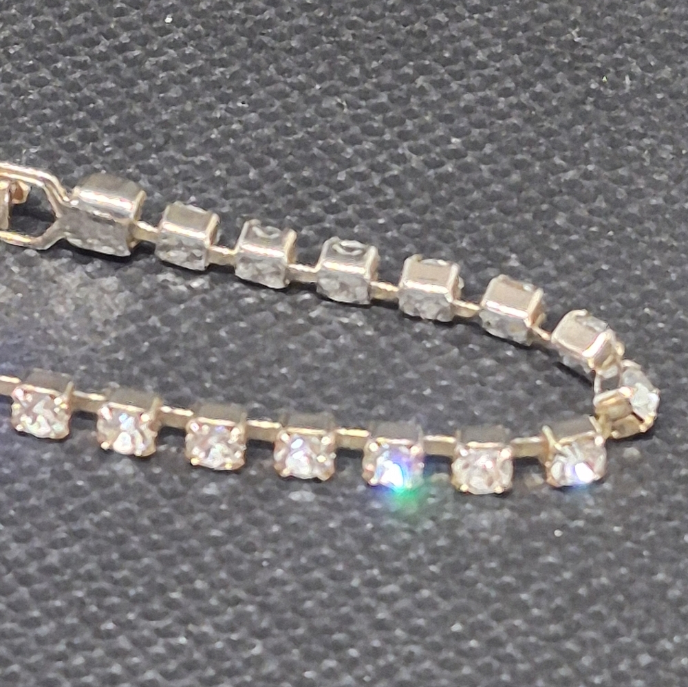 VINTAGE Clear Rhinestones in Gold Tone Setting Tennis Bracelet - Picture 5 of 14
